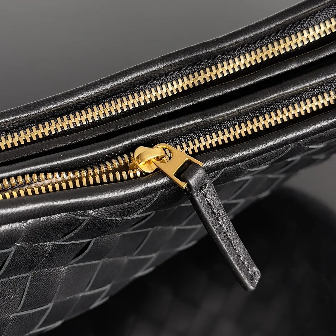 Batch 1720 BOTTEGA VENETA’s new GEMELLI MESSENGER bag Today I want to give you a super invincible and practical crossbody bag, Gemelli·Messenger This bag not only looks simple and elegant, but also has perfect practicality! The light design and lightweight body make it easy to carry whether you are shopping or traveling, making you more mobile! In fact, the shoulder strap is detachable, and you can DIY it by yourself to replace it with a chain or short armpit shoulder strap. Moreover, this shoulder strap will be wider, making it more comfortable to carry on your body! up! up! Style number: 796638 Size: 26*15*8cm